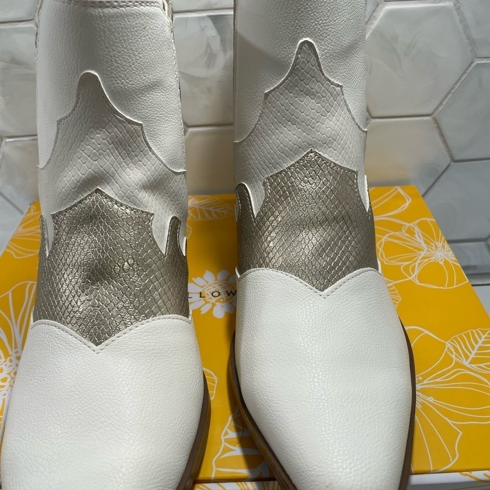 Yellow Box Woman’s WILLIS Western Chelsea Boots Size 7.5 Ivory & Gold Brand New - Picture 9 of 14